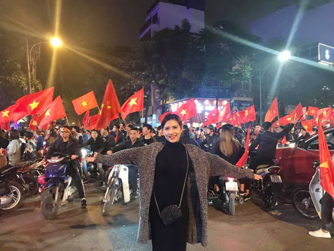 Nữ MC may mắn đứng cạnh dàn trai U23 Việt Nam suốt đêm gala là ai?